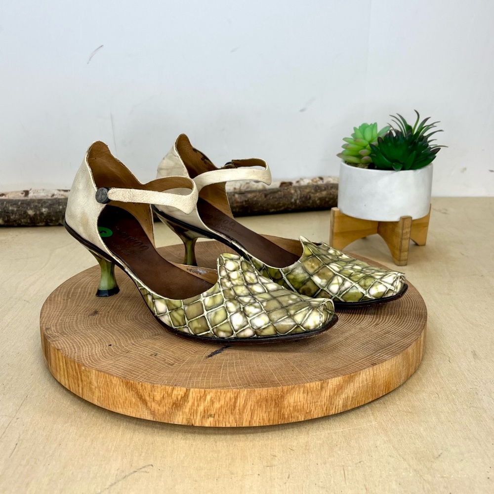 Cydwoq Vintage | Reptile Embossed Mary Jane tooled Kitten Heels Size 35/5